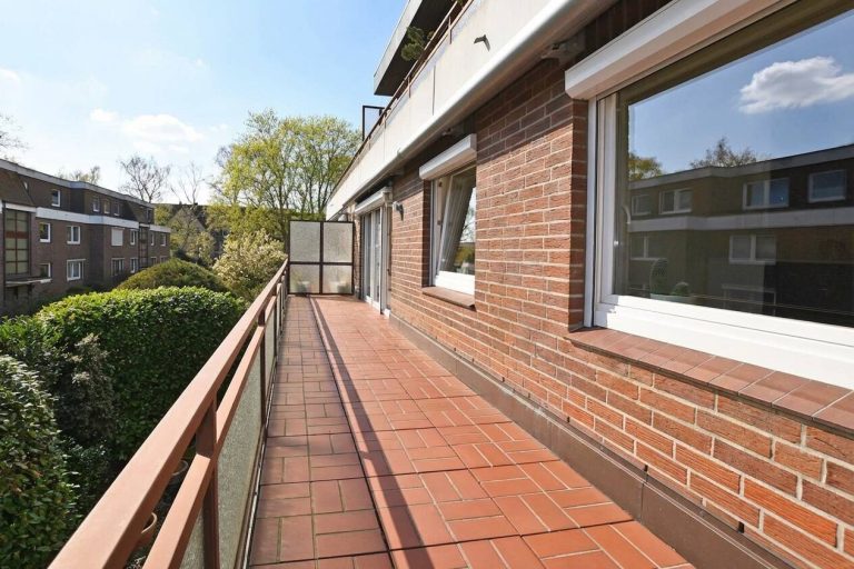 Immobilienangebot - Hamburg - Lokstedt - Alle - Gepflegte 4-Zi-Wohnung in ruhiger Sackgasse mit herrlichem Südbalkon & Tiefgaragenstellplatz