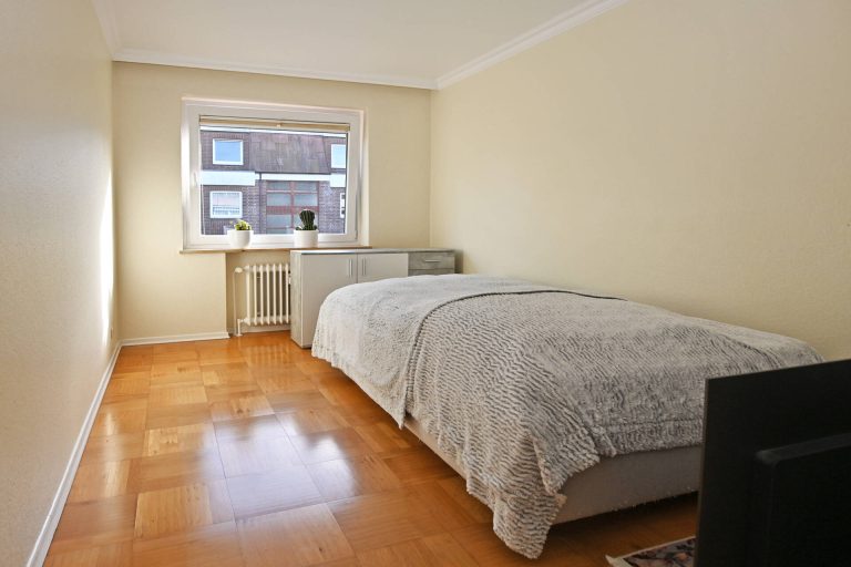 Immobilienangebot - Hamburg - Lokstedt - Alle - Gepflegte 4-Zi-Wohnung in ruhiger Sackgasse mit herrlichem Südbalkon & Tiefgaragenstellplatz