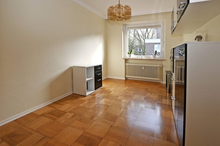 Immobilienangebot - Hamburg - Lokstedt - Alle - Gepflegte 4-Zi-Wohnung in ruhiger Sackgasse mit herrlichem Südbalkon & Tiefgaragenstellplatz
