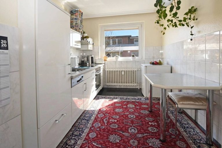 Immobilienangebot - Hamburg - Lokstedt - Alle - Gepflegte 4-Zi-Wohnung in ruhiger Sackgasse mit herrlichem Südbalkon & Tiefgaragenstellplatz