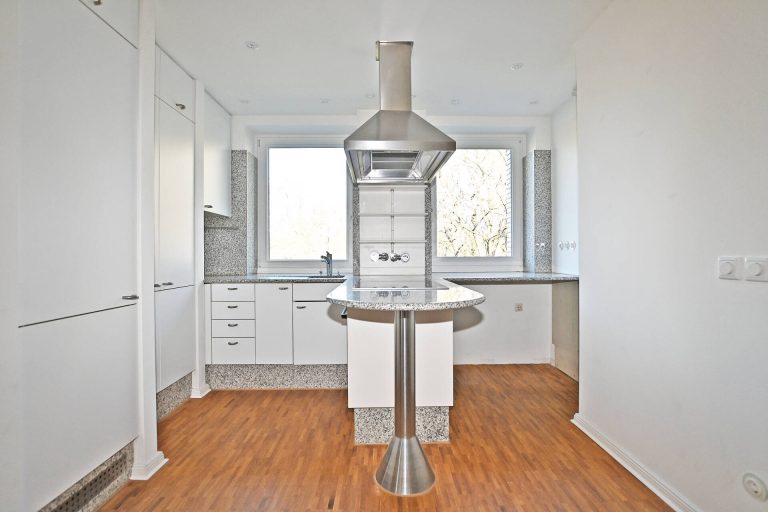 Immobilienangebot - Hamburg / Alsterdorf - Alle - Helle, sonnige Eigentumswohnung - Ruhiges, grünes Wohnen direkt am Alsterlauf mit Kamin und TG