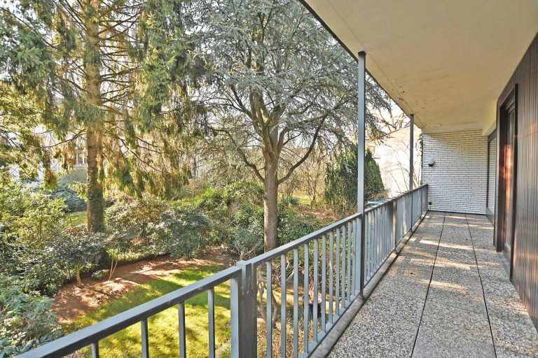 Immobilienangebot - Hamburg / Alsterdorf - Alle - Helle, sonnige Eigentumswohnung - Ruhiges, grünes Wohnen direkt am Alsterlauf mit Kamin und TG