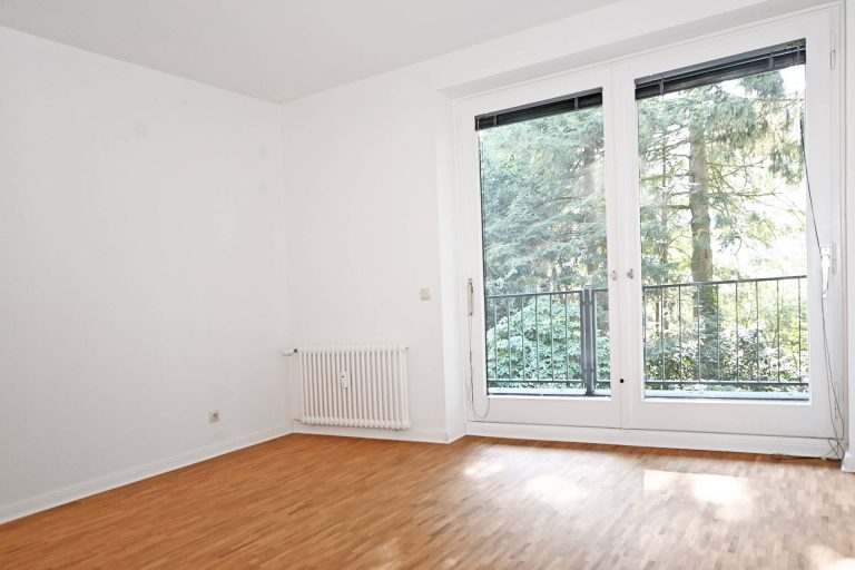 Immobilienangebot - Hamburg / Alsterdorf - Alle - Helle, sonnige Eigentumswohnung - Ruhiges, grünes Wohnen direkt am Alsterlauf mit Kamin und TG