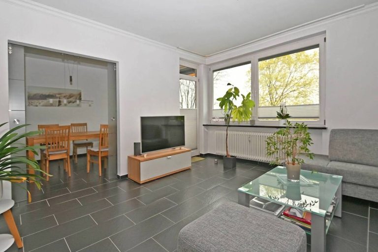 Immobilienangebot - Oststeinbek - Alle - Traumhafte und renovierte 3 Zimmer ETW mit Tiefgarage und Balkon in schöner Lage von Oststeinbek.