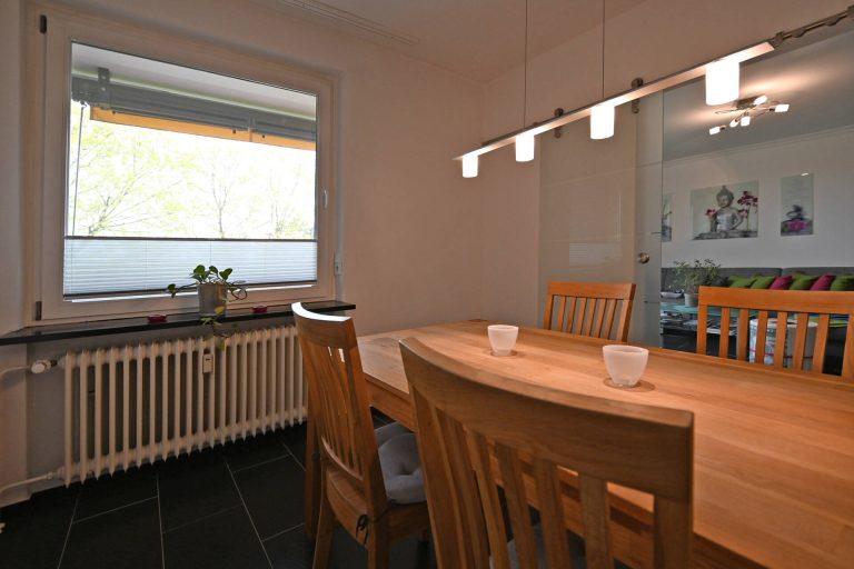 Immobilienangebot - Oststeinbek - Alle - Traumhafte und renovierte 3 Zimmer ETW mit Tiefgarage und Balkon in schöner Lage von Oststeinbek.