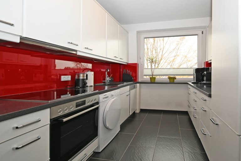 Immobilienangebot - Oststeinbek - Alle - Traumhafte und renovierte 3 Zimmer ETW mit Tiefgarage und Balkon in schöner Lage von Oststeinbek.