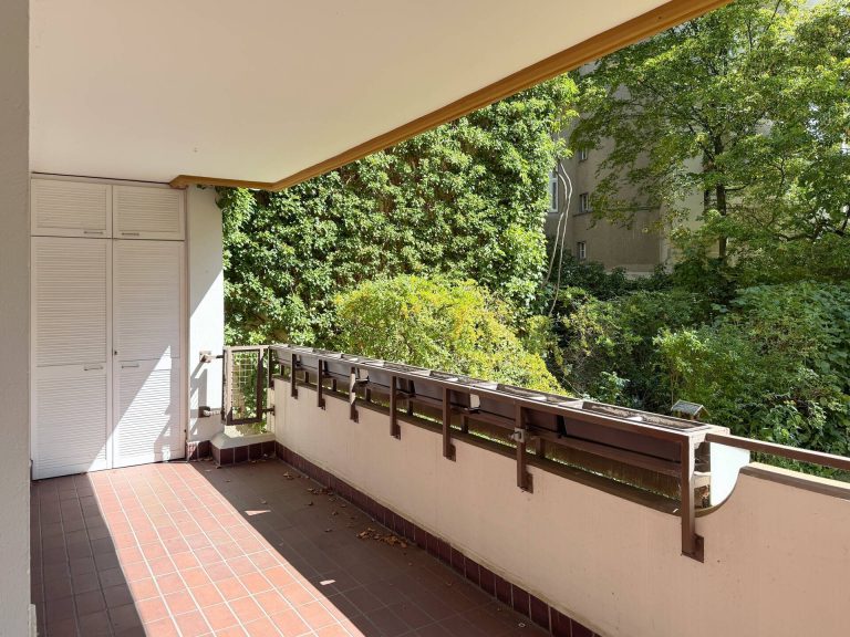 Immobilienangebot - Berlin - Alle - Hochparterrewohnung mit großem Balkon in Bestlage Friedenau!