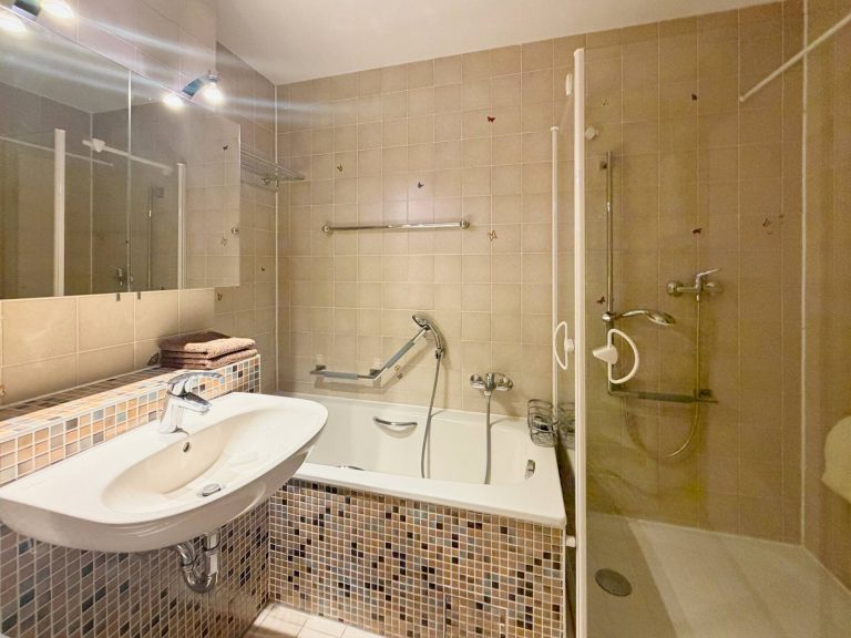 Immobilienangebot - Berlin - Alle - Hochparterrewohnung mit großem Balkon in Bestlage Friedenau!