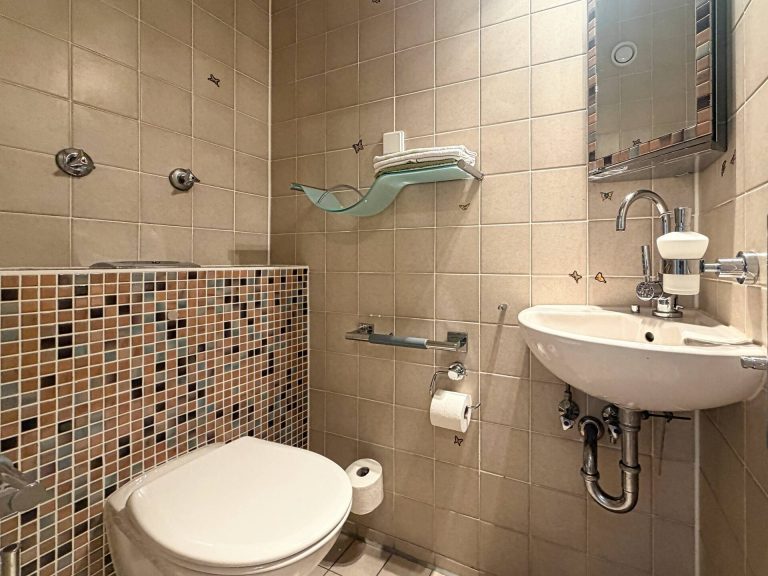 Immobilienangebot - Berlin - Alle - Hochparterrewohnung mit großem Balkon in Bestlage Friedenau!