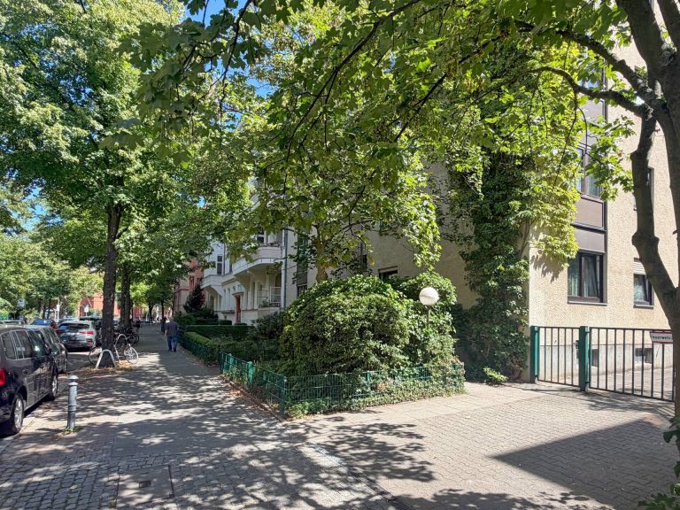 Immobilienangebot - Berlin - Alle - Hochparterrewohnung mit großem Balkon in Bestlage Friedenau!