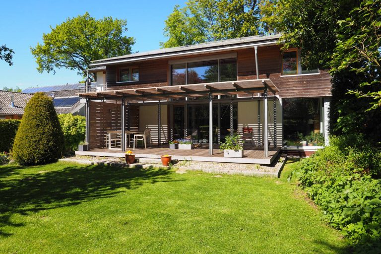 Immobilienangebot - Hoisdorf - Alle - Großzügiges Architektenhaus mit ökologischem Konzept plus Baugrundstück nordöstlich von Hamburg
