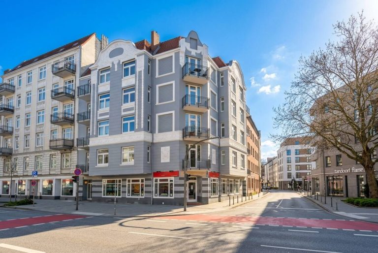 Immobilienangebot - Hamburg Winterhude - Alle - Winterhude: Stilvolle Gründerzeit-Wohnung mit Wohnküche und saniertem Balkon