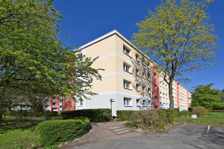 Immobilienangebot - Elmshorn - Alle - Schöne 2,5 Zimmer Hochparterre Wohnung in Elmshorn mit Balkon! Sanierter Zustand, vermietet!