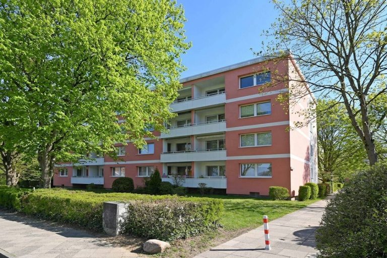 Immobilienangebot - Elmshorn - Alle - Schöne 2,5 Zimmer Hochparterre Wohnung in Elmshorn mit Balkon! Sanierter Zustand, vermietet!