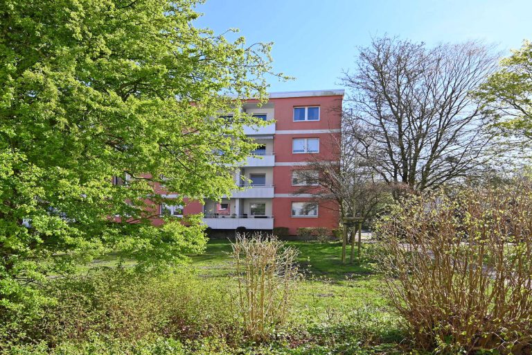 Immobilienangebot - Elmshorn - Alle - Schöne 2,5 Zimmer Hochparterre Wohnung in Elmshorn mit Balkon! Sanierter Zustand, vermietet!