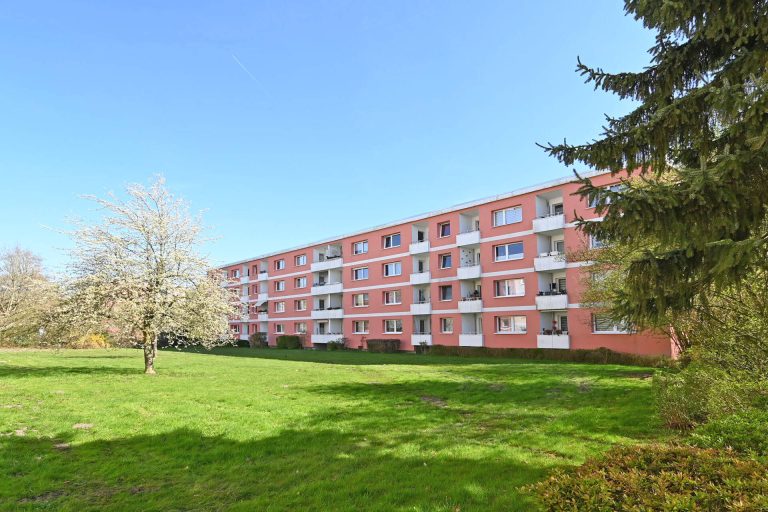 Immobilienangebot - Elmshorn - Alle - Schöne 2,5 Zimmer Hochparterre Wohnung in Elmshorn mit Balkon! Sanierter Zustand, vermietet!