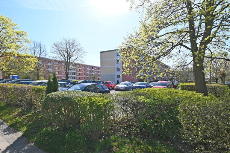Immobilienangebot - Elmshorn - Alle - Schöne 2,5 Zimmer Hochparterre Wohnung in Elmshorn mit Balkon! Sanierter Zustand, vermietet!
