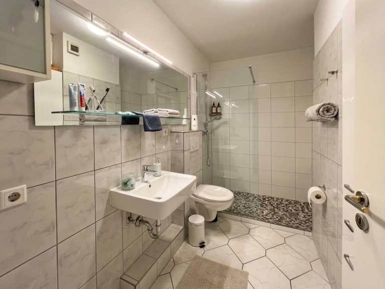 Immobilienangebot - Hamburg - Alle - Grün gelegen & gut versorgt | Eigentumswohnung mit zwei Zimmern, zwei Balkonen und TG-Stellplatz!