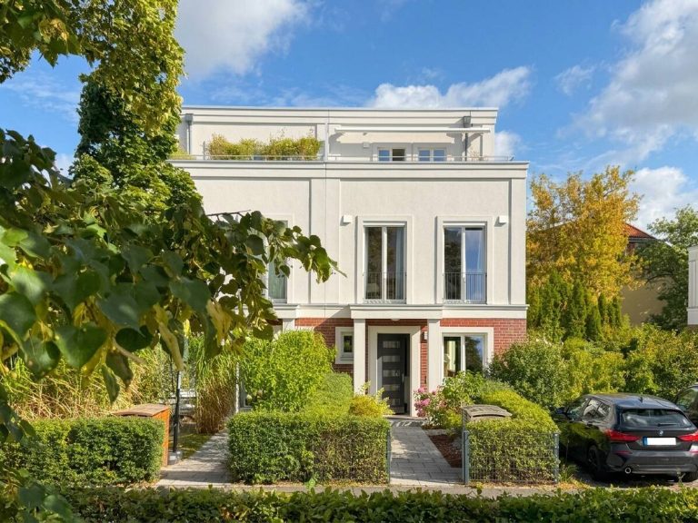 Immobilienangebot - Berlin - Alle - Familienfreundliches Townhouse mit hohen Räumen, sonniger Dachterrasse und gut nutzbarem Keller