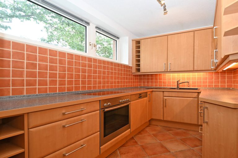 Immobilienangebot - Reinbek - Alle - Großzügige 3,5 Zimmer Wohnung in begehrter Lage von Reinbek. Mit Loggia und Stellplatz!