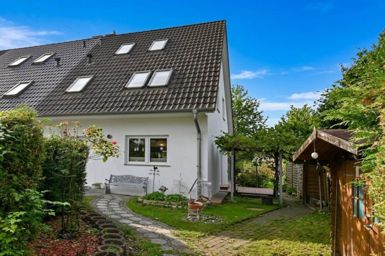 Immobilienangebot - Hamburg - Alle - Großzügiges Endreihenhaus in ruhiger und beliebter Lage von Hamburg Stellingen.