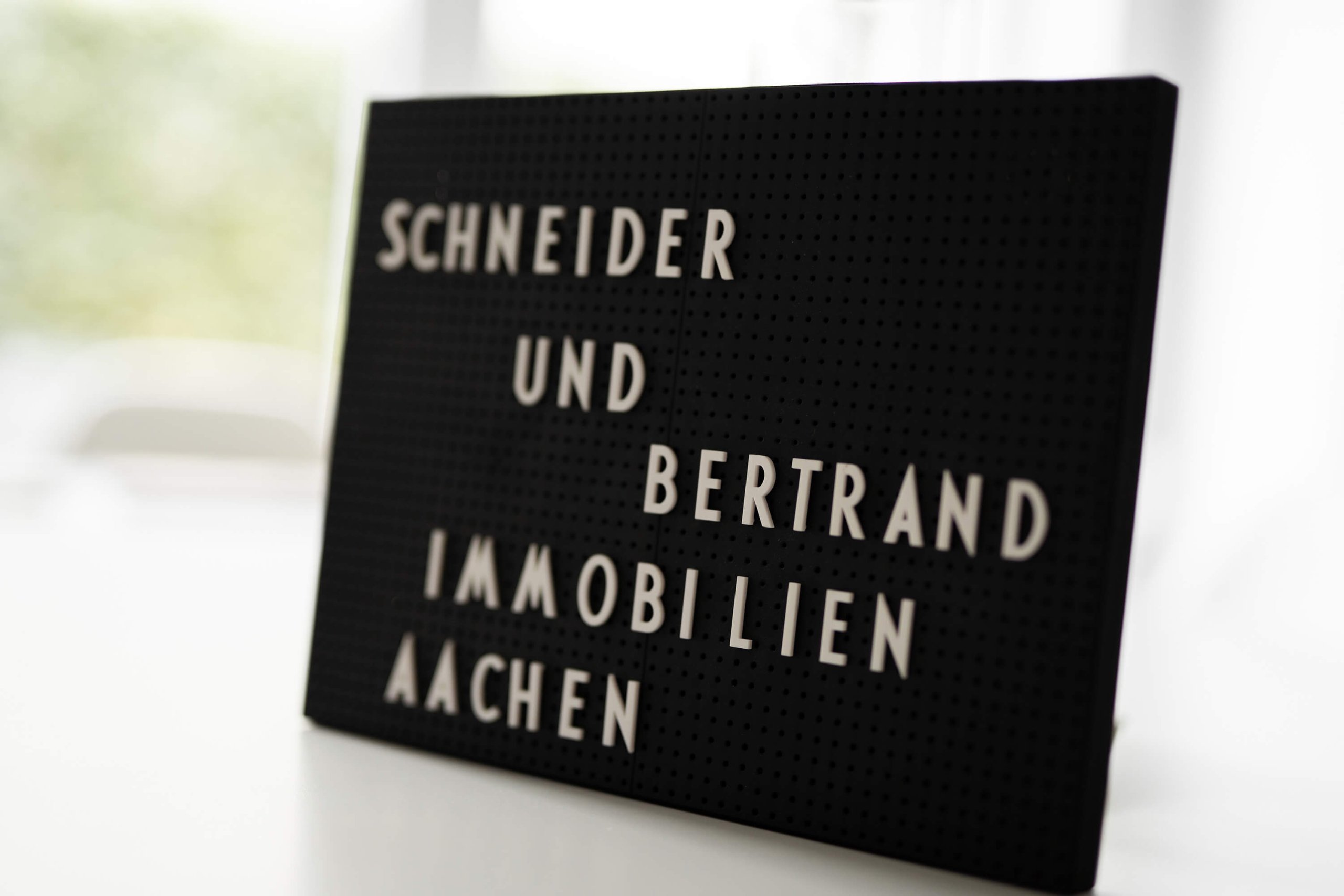 Schneider & Bertrand Immobilien GmbH - Schild