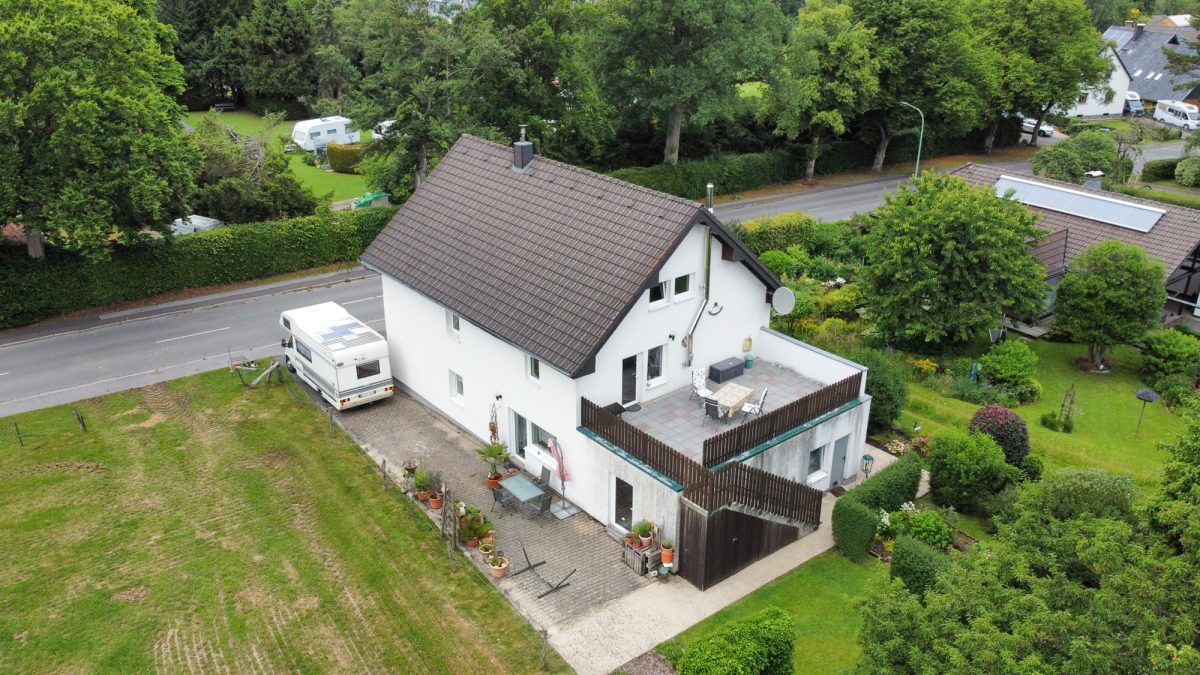 Immobilienangebot - Roetgen - Alle - Festpreis ! Funktionales Zweifamilienhaus mit Ausblick ins Grüne in Roetgen