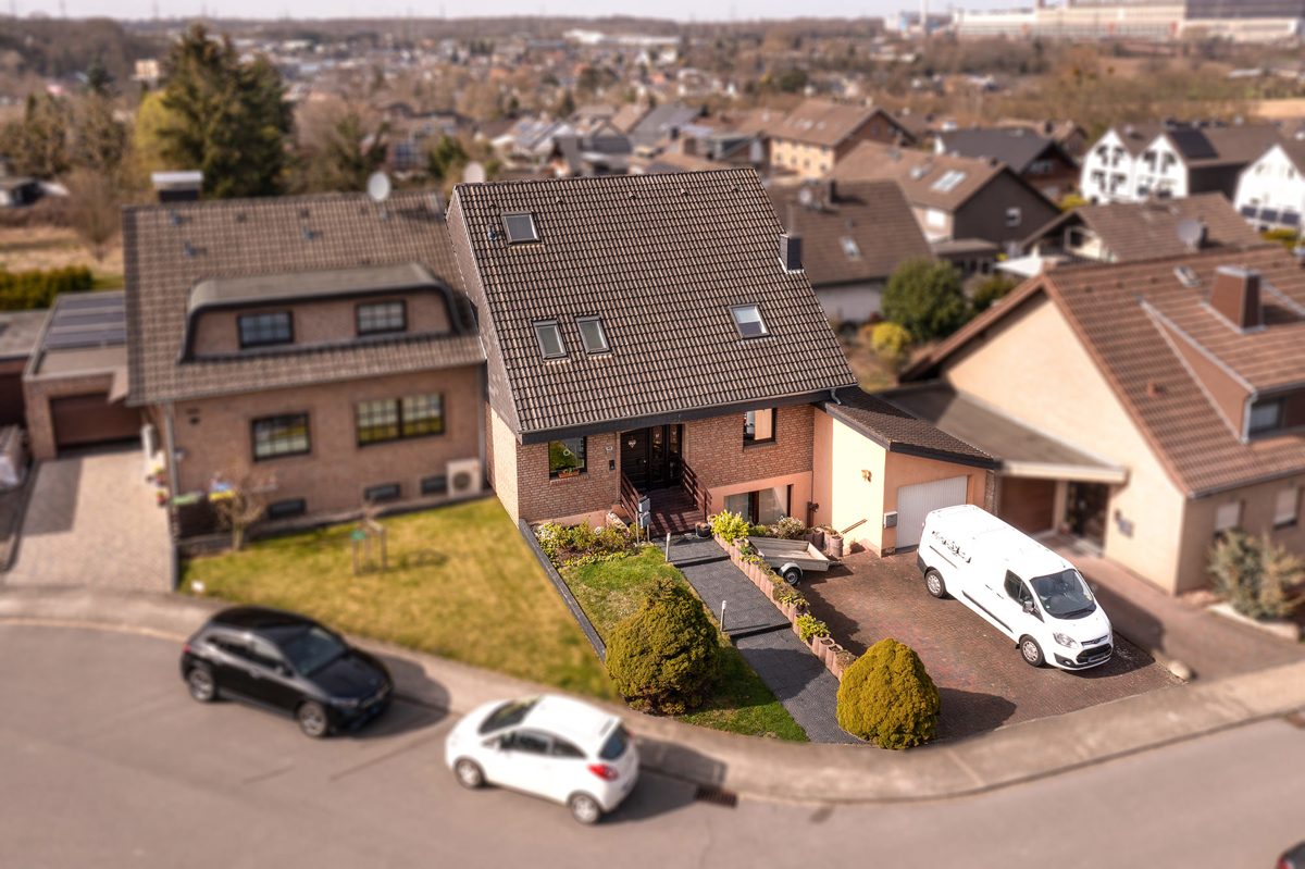 Immobilienangebot - Eschweiler - Alle - Attraktives Zweifamilienhaus mit Einliegerwohnung in familienfreundlicher Lage