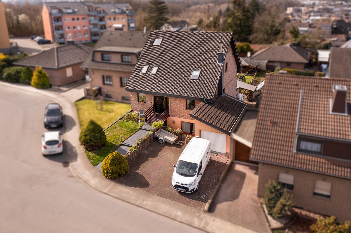 Immobilienangebot - Eschweiler - Alle - Attraktives Zweifamilienhaus mit Einliegerwohnung in familienfreundlicher Lage