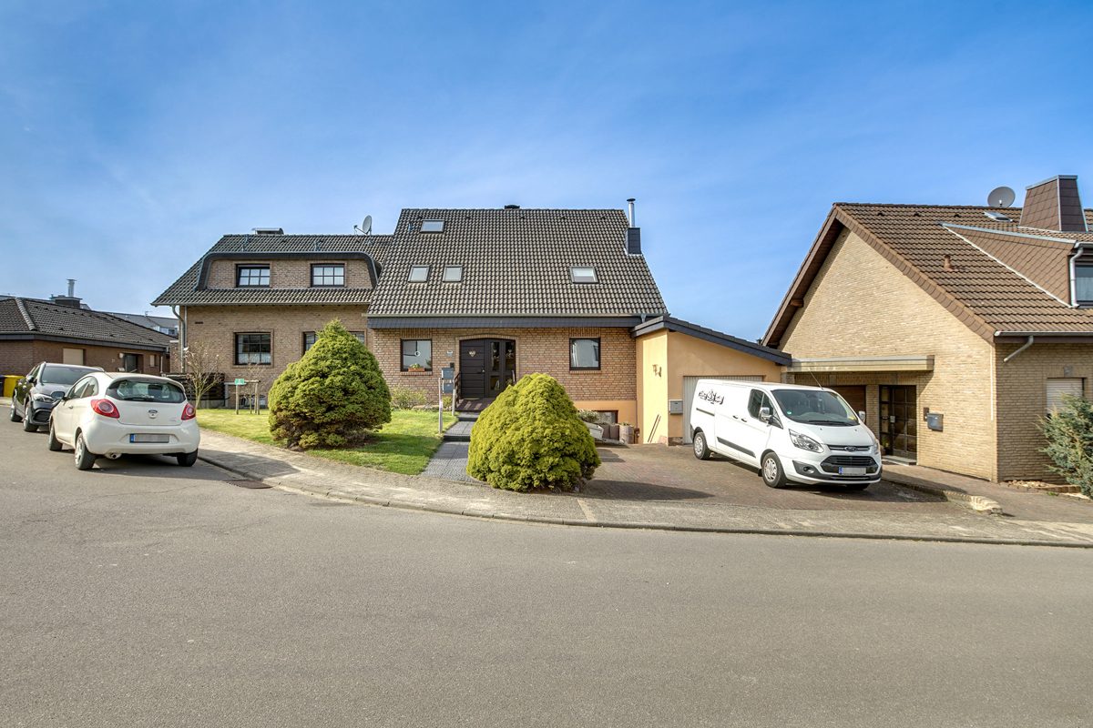 Immobilienangebot - Eschweiler - Alle - Attraktives Zweifamilienhaus mit Einliegerwohnung in familienfreundlicher Lage