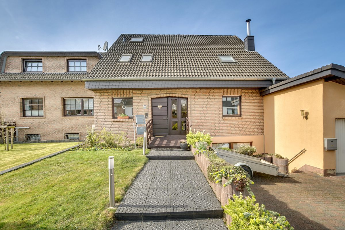 Immobilienangebot - Eschweiler - Alle - Attraktives Zweifamilienhaus mit Einliegerwohnung in familienfreundlicher Lage