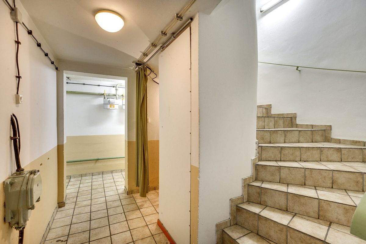 Immobilienangebot - Aachen - Alle - Zweifamilienhaus in Aachen-Forst – großes Grundstück, 4 Garagen & ruhige Lage