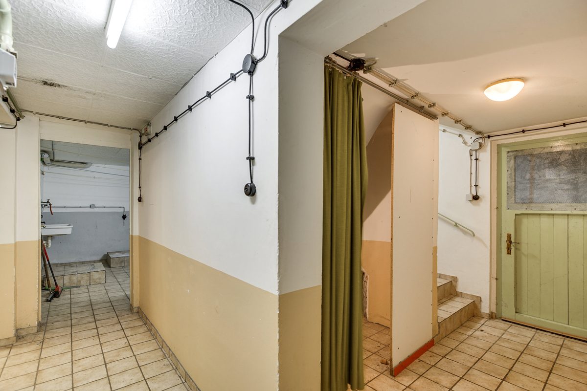 Immobilienangebot - Aachen - Alle - Zweifamilienhaus in Aachen-Forst – großes Grundstück, 4 Garagen & ruhige Lage