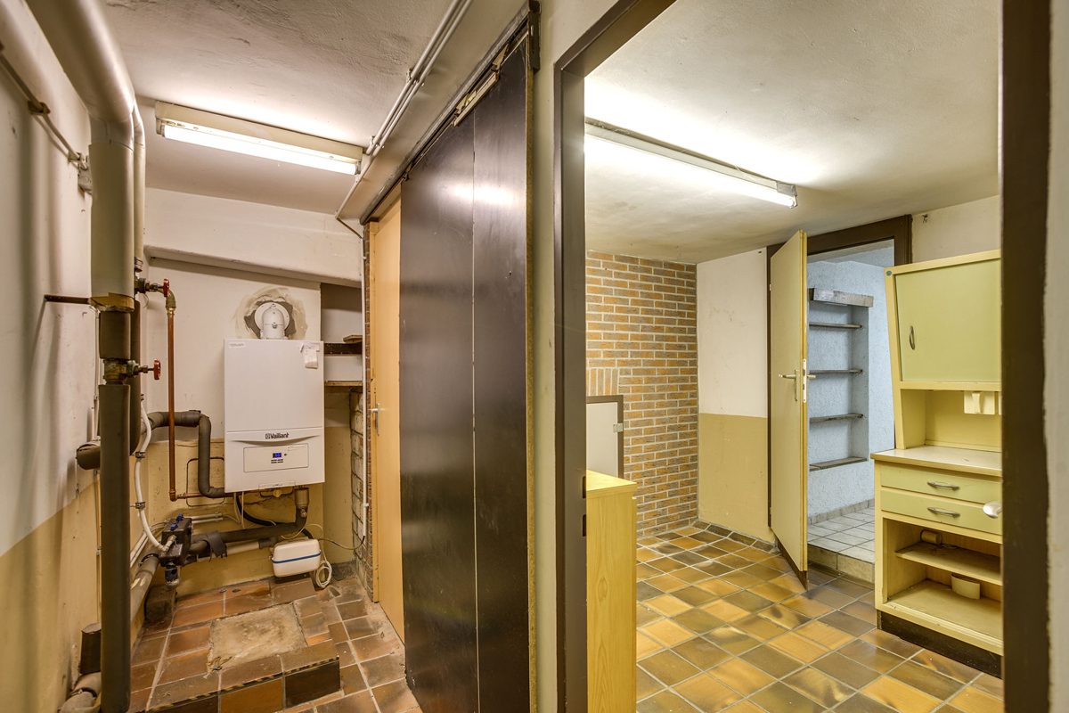Immobilienangebot - Aachen - Alle - Zweifamilienhaus in Aachen-Forst – großes Grundstück, 4 Garagen & ruhige Lage