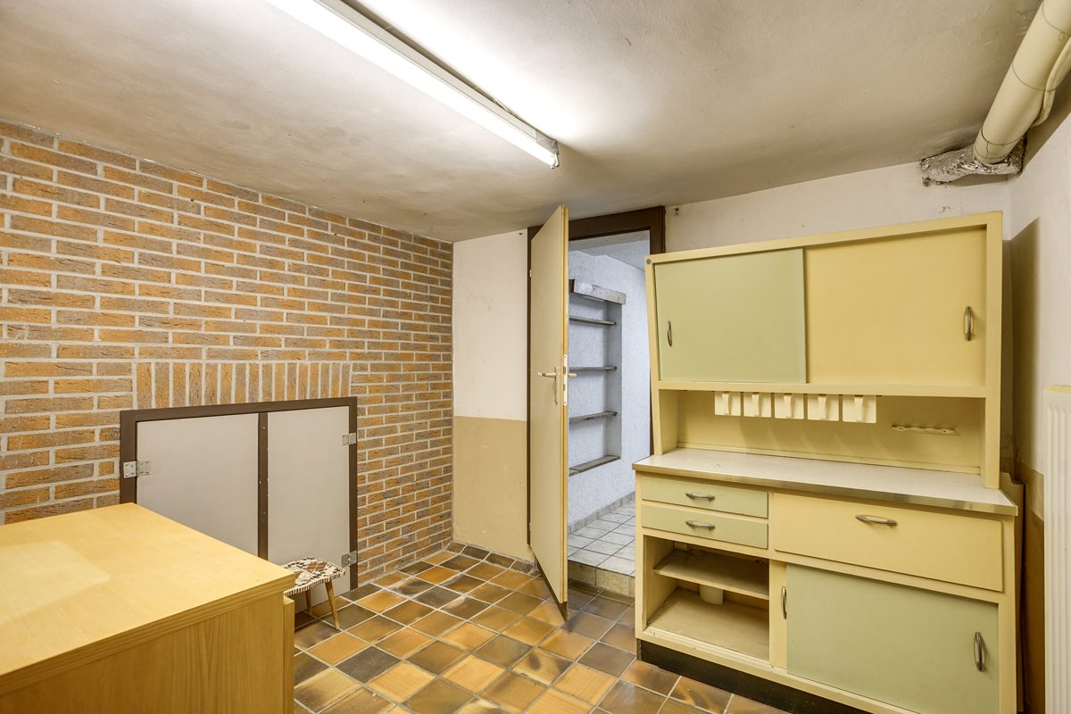 Immobilienangebot - Aachen - Alle - Zweifamilienhaus in Aachen-Forst – großes Grundstück, 4 Garagen & ruhige Lage