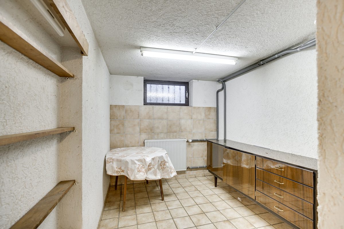 Immobilienangebot - Aachen - Alle - Zweifamilienhaus in Aachen-Forst – großes Grundstück, 4 Garagen & ruhige Lage