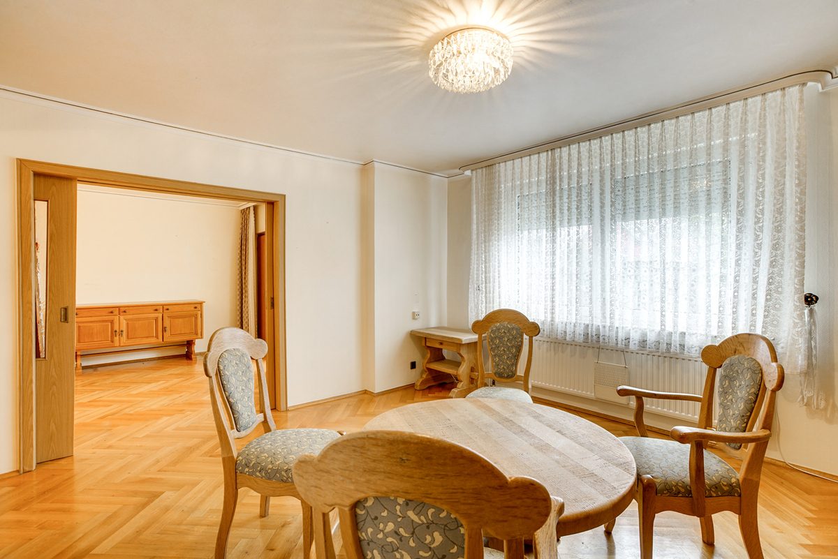 Immobilienangebot - Aachen - Alle - Zweifamilienhaus in Aachen-Forst – großes Grundstück, 4 Garagen & ruhige Lage