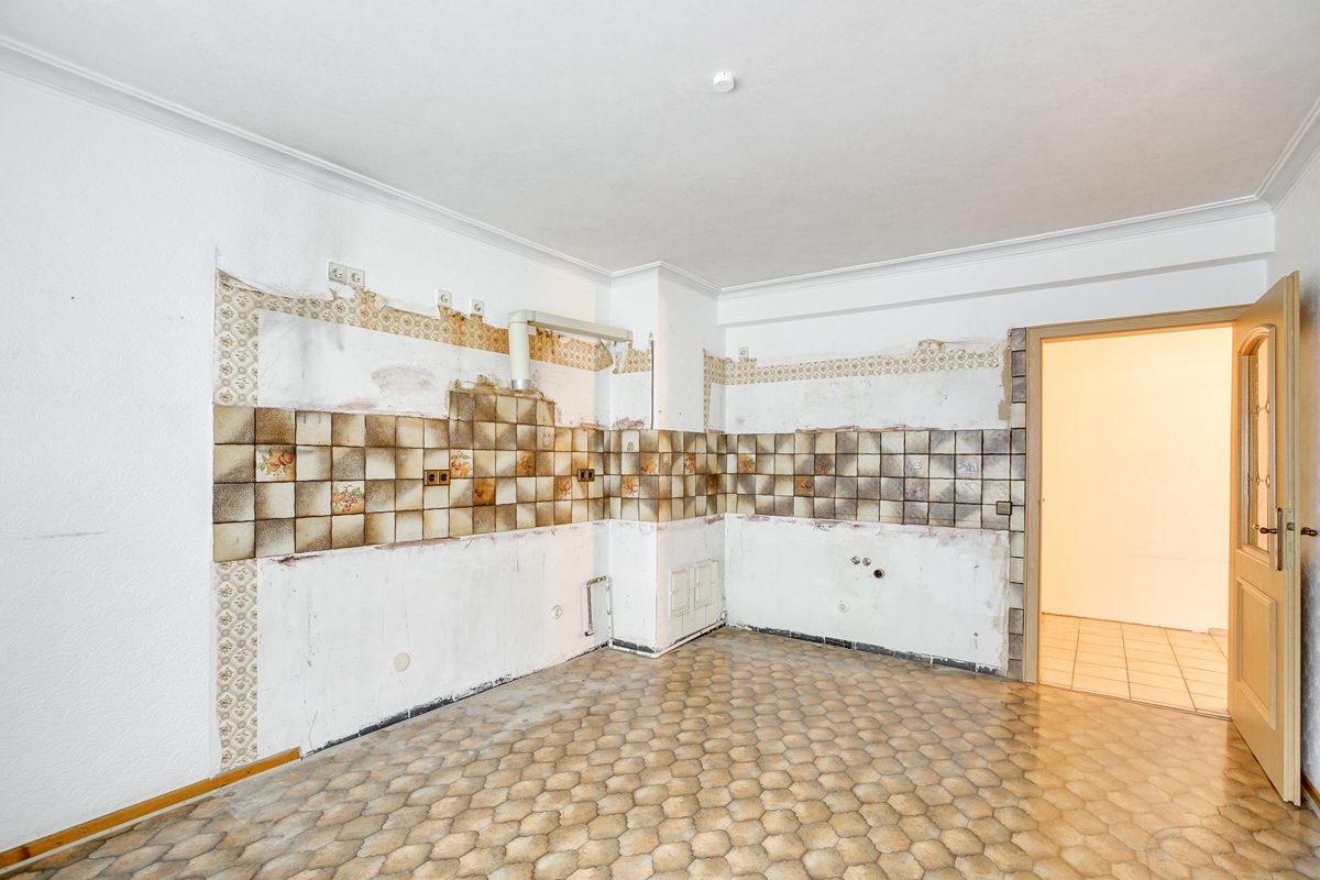 Immobilienangebot - Aachen - Alle - Zweifamilienhaus in Aachen-Forst – großes Grundstück, 4 Garagen & ruhige Lage