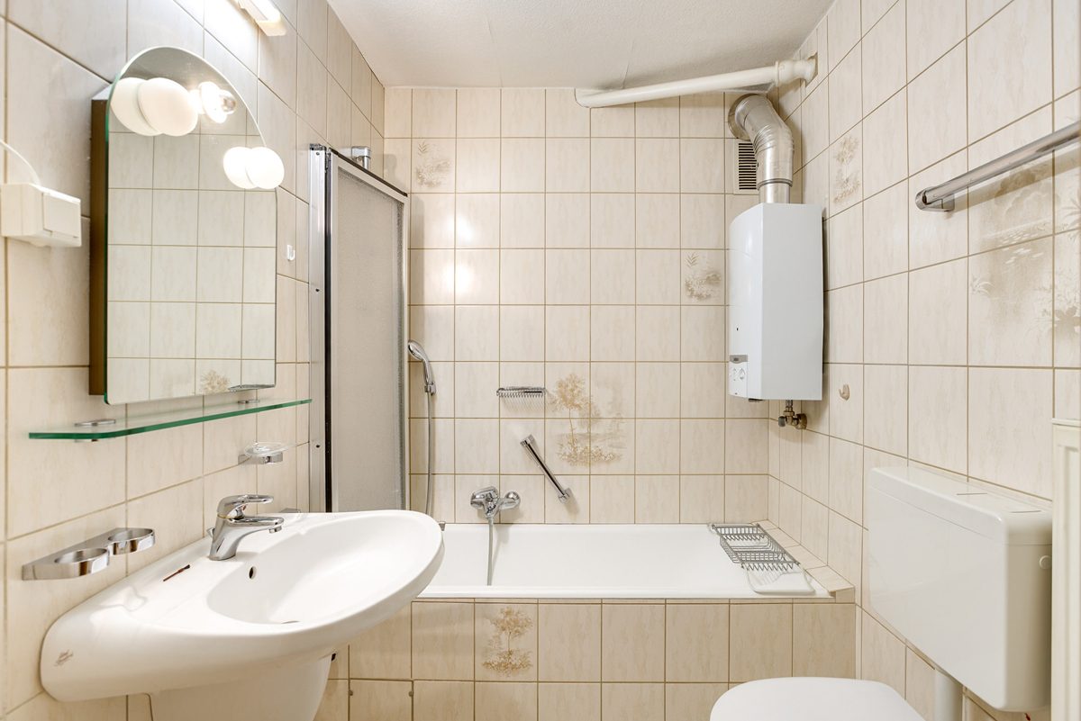 Immobilienangebot - Aachen - Alle - Zweifamilienhaus in Aachen-Forst – großes Grundstück, 4 Garagen & ruhige Lage