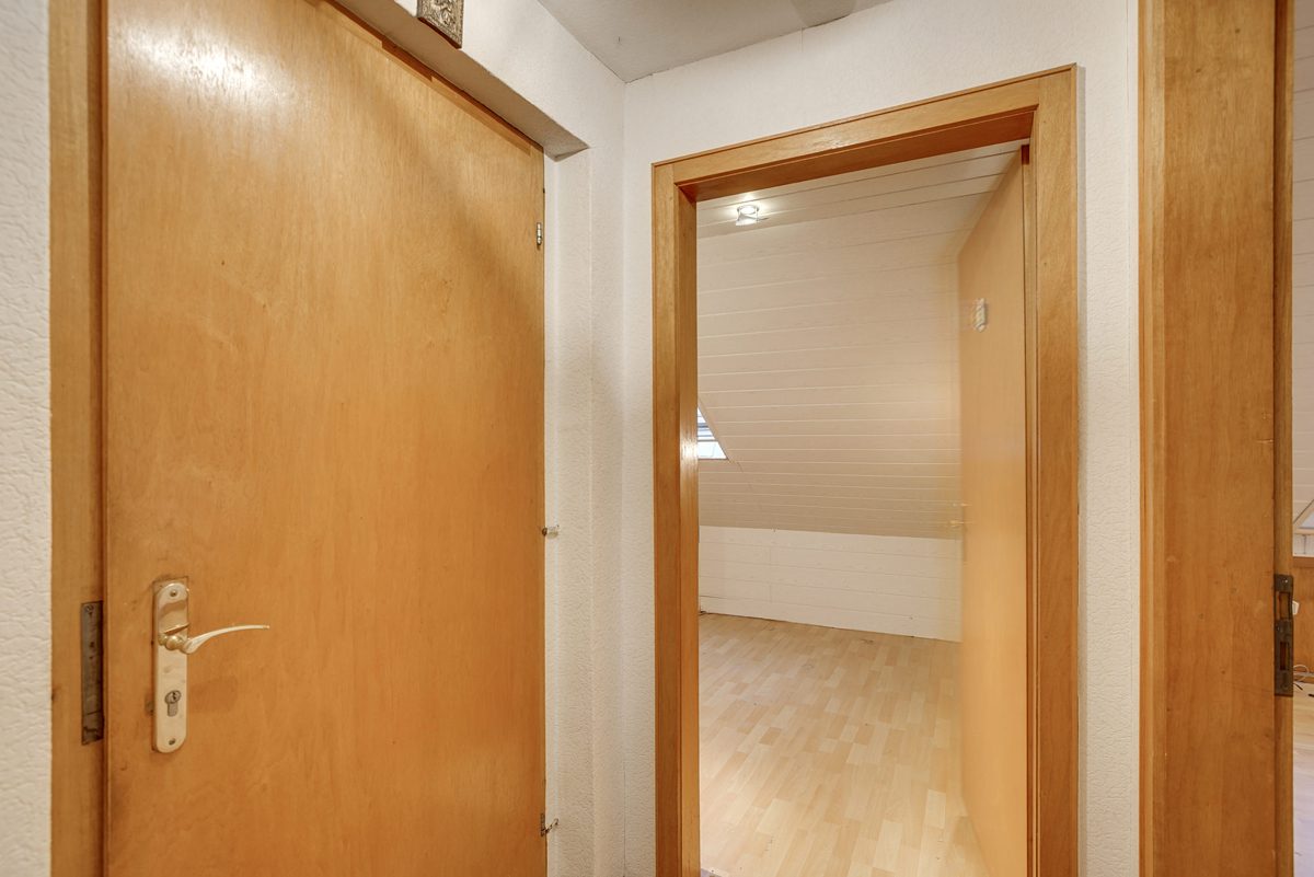 Immobilienangebot - Aachen - Alle - Zweifamilienhaus in Aachen-Forst – großes Grundstück, 4 Garagen & ruhige Lage