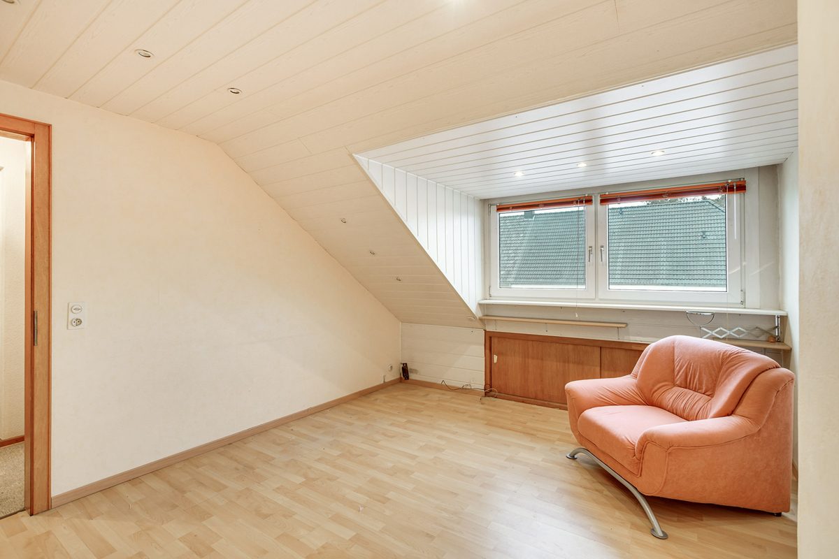 Immobilienangebot - Aachen - Alle - Zweifamilienhaus in Aachen-Forst – großes Grundstück, 4 Garagen & ruhige Lage