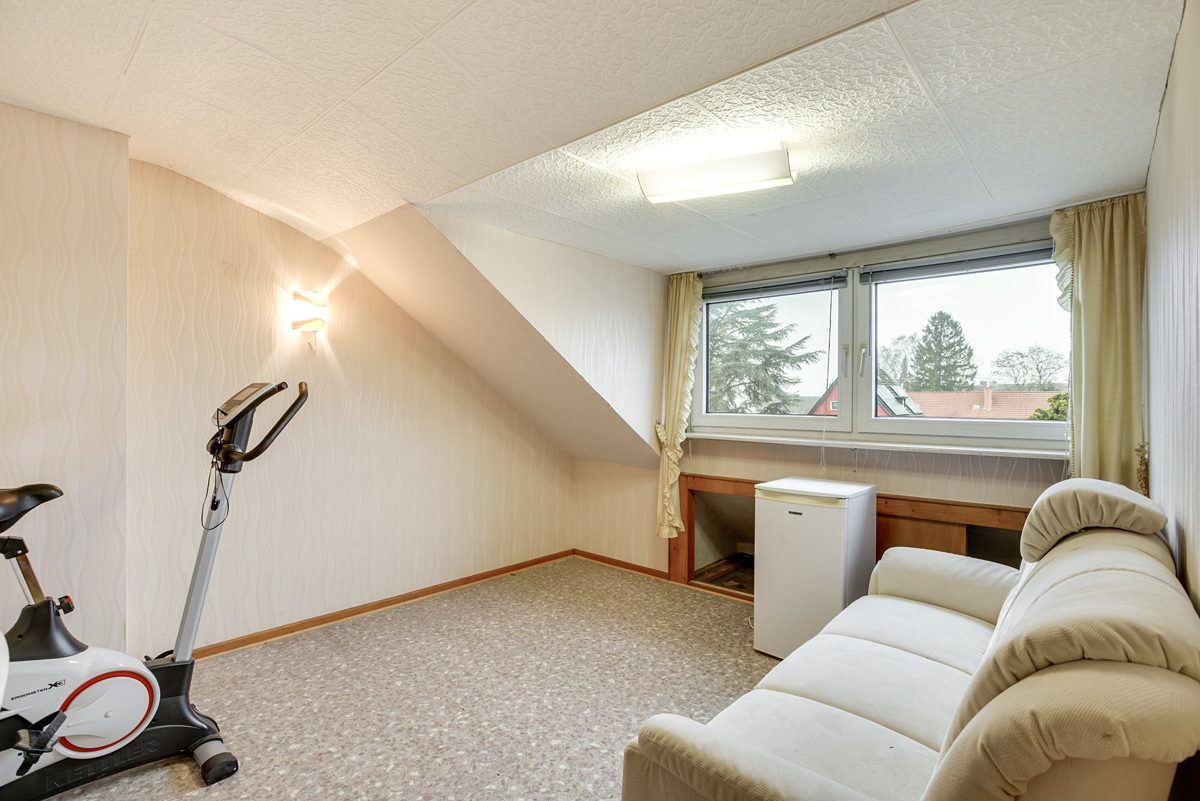 Immobilienangebot - Aachen - Alle - Zweifamilienhaus in Aachen-Forst – großes Grundstück, 4 Garagen & ruhige Lage