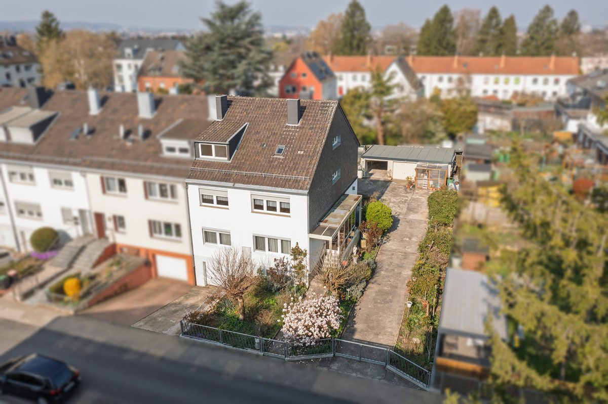 Immobilienangebot - Aachen - Alle - Zweifamilienhaus in Aachen-Forst – großes Grundstück, 4 Garagen & ruhige Lage