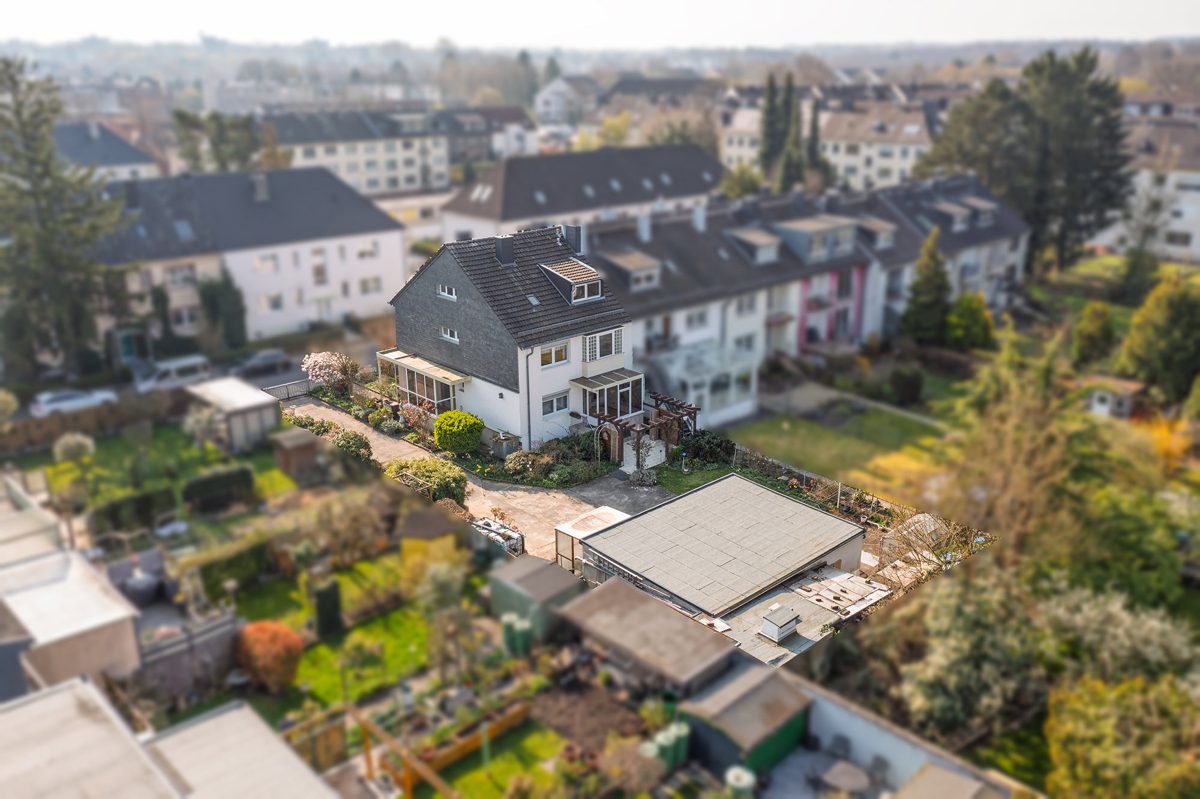Immobilienangebot - Aachen - Alle - Zweifamilienhaus in Aachen-Forst – großes Grundstück, 4 Garagen & ruhige Lage