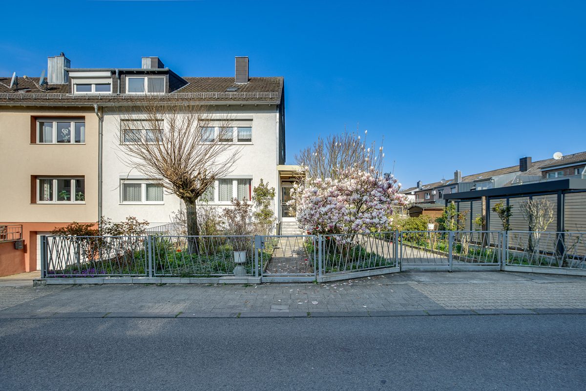Immobilienangebot - Aachen - Alle - Zweifamilienhaus in Aachen-Forst – großes Grundstück, 4 Garagen & ruhige Lage