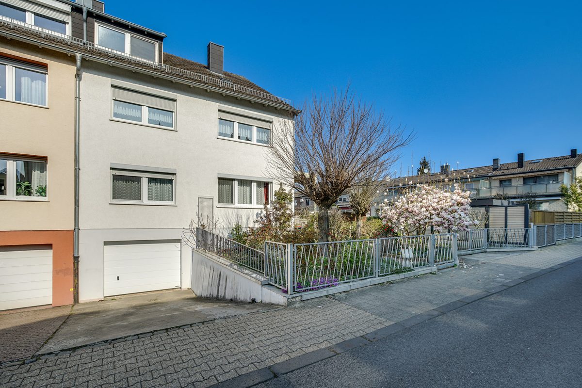 Immobilienangebot - Aachen - Alle - Zweifamilienhaus in Aachen-Forst – großes Grundstück, 4 Garagen & ruhige Lage
