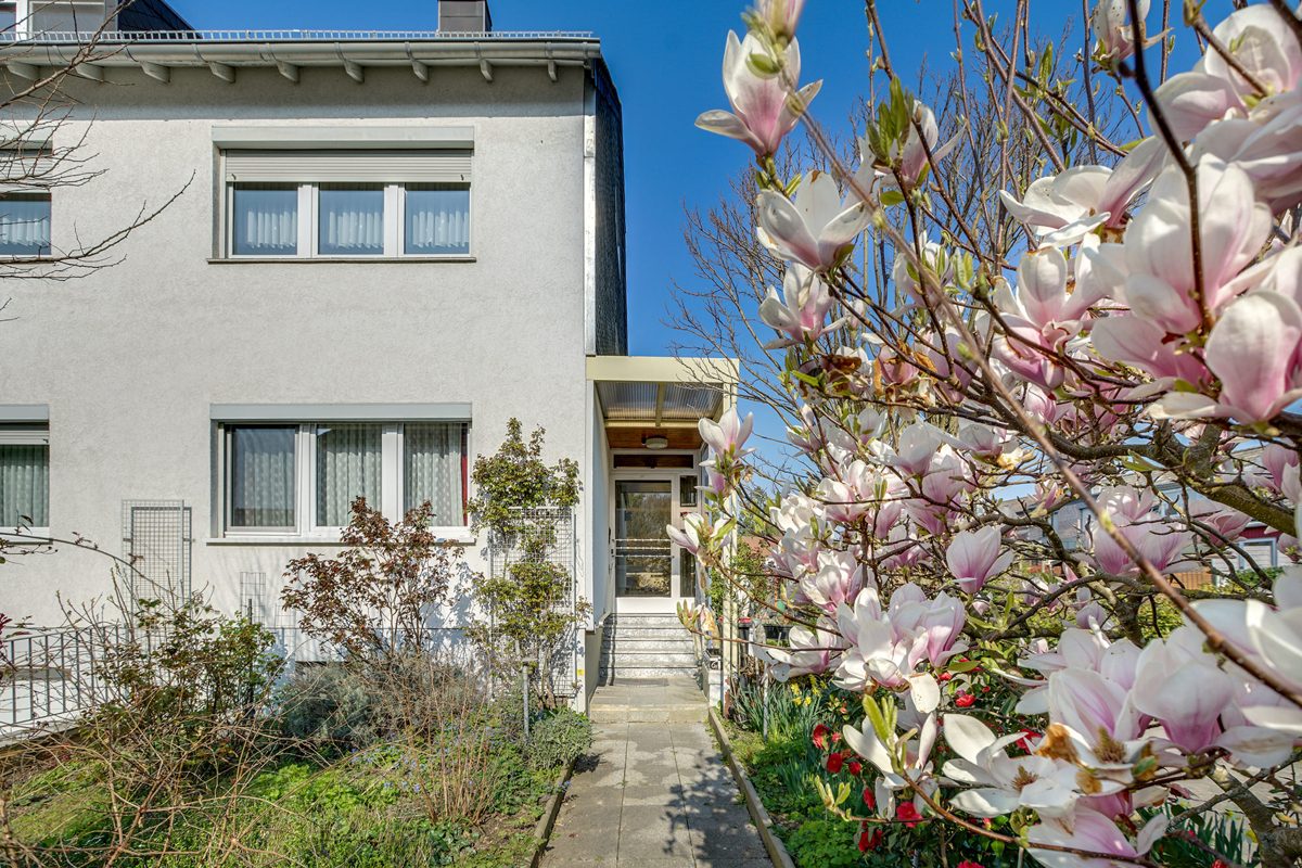 Immobilienangebot - Aachen - Alle - Zweifamilienhaus in Aachen-Forst – großes Grundstück, 4 Garagen & ruhige Lage