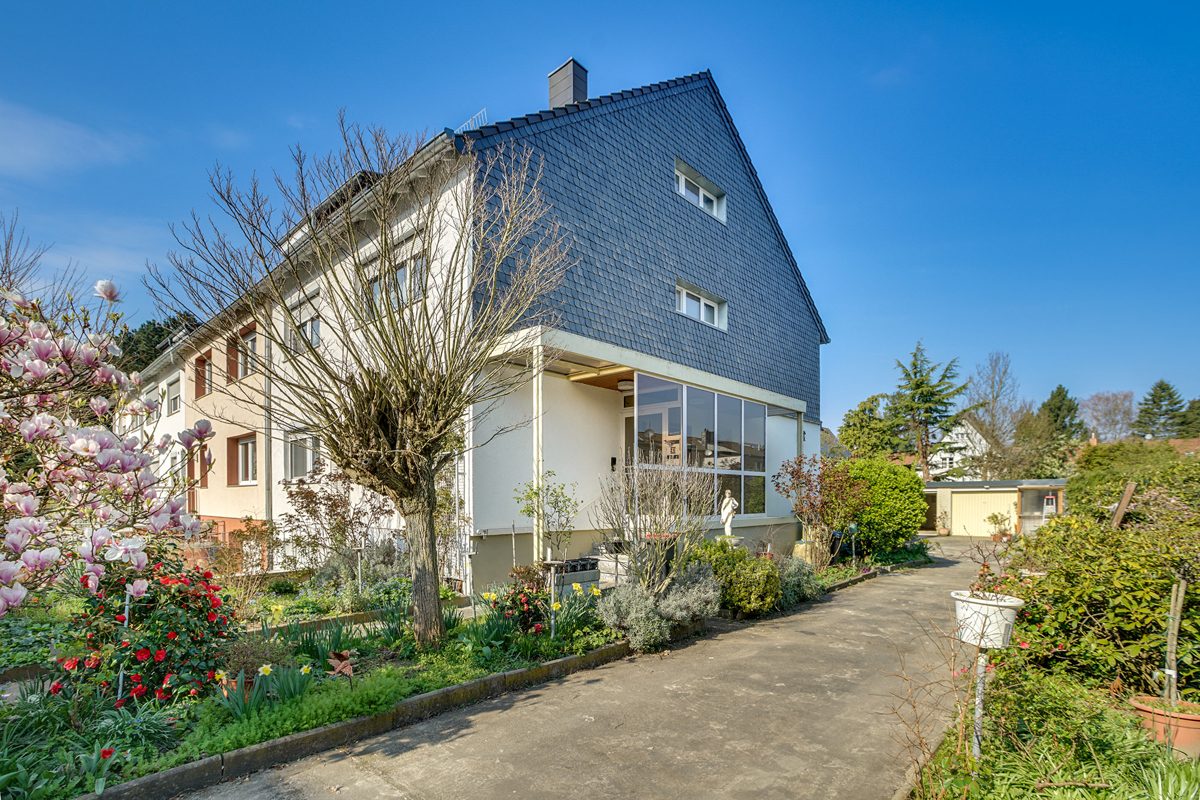 Immobilienangebot - Aachen - Alle - Zweifamilienhaus in Aachen-Forst – großes Grundstück, 4 Garagen & ruhige Lage