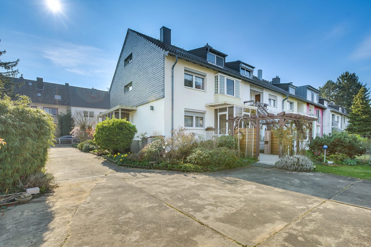 Immobilienangebot - Aachen - Alle - Zweifamilienhaus in Aachen-Forst – großes Grundstück, 4 Garagen & ruhige Lage