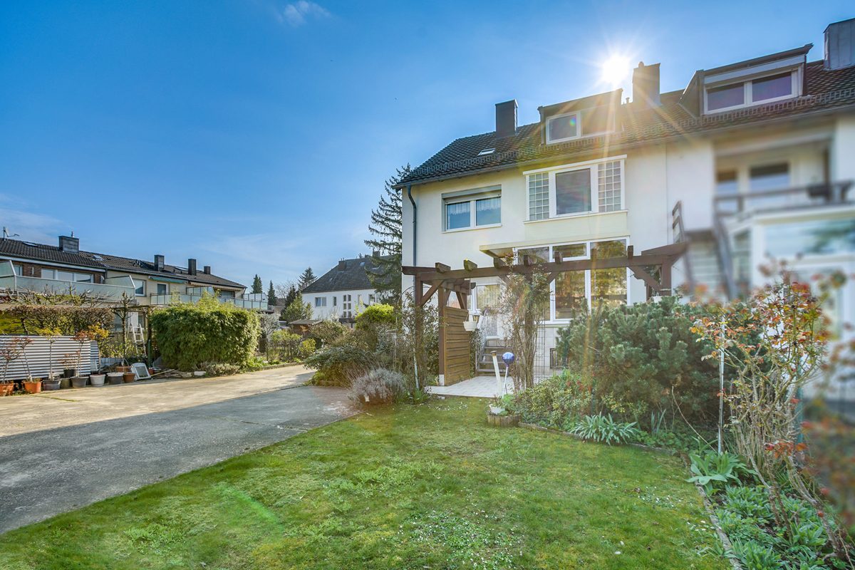 Immobilienangebot - Aachen - Alle - Zweifamilienhaus in Aachen-Forst – großes Grundstück, 4 Garagen & ruhige Lage